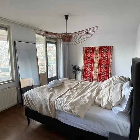 Large West With Balcony Appartement